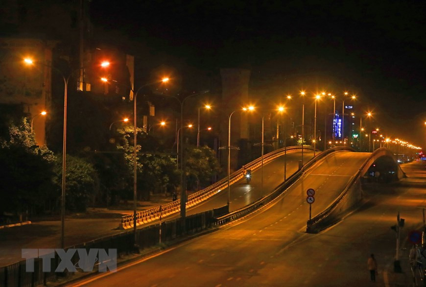 La calle de Nguyen Thai Hoc en la luz de la noche (Foto: VNA)