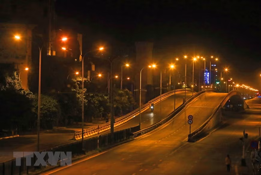 La calle de Nguyen Thai Hoc en la luz de la noche (Foto: VNA)