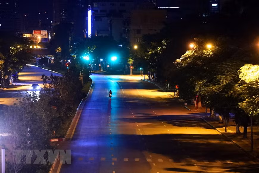 La calle de Tran Duy Hung por la noche (Foto: VNA)