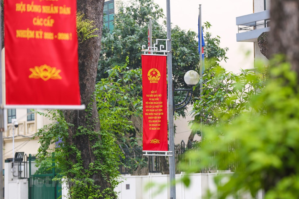  Todas las calles de Hanoi, desde los distritos centrales de Hoan Kiem y Ba Dinh hasta otros sitios, están llenas de pancartas, banderas y consignas en saludo a las próximas elecciones de diputados a la Asamblea Nacional de Vietnam de la XV Legislatura y a los Consejos Populares de todos los niveles para el mandato 2021-2016, previstas a efectuarse el 23 de mayo venidero. Hanoi es como una "camiseta nueva" antes de las elecciones nacionales. Con responsabilidad, todo el sistema político de la capital vietnamita se ha esforzado al máximo para contribuir al éxito de la fiesta de todo el pueblo. En medio de la pandemia de COVID-19, las autoridades locales también han implementado estrictamente las directrices para garantizar la seguridad absoluta durante el evento. (Foto: Vietnam+)
