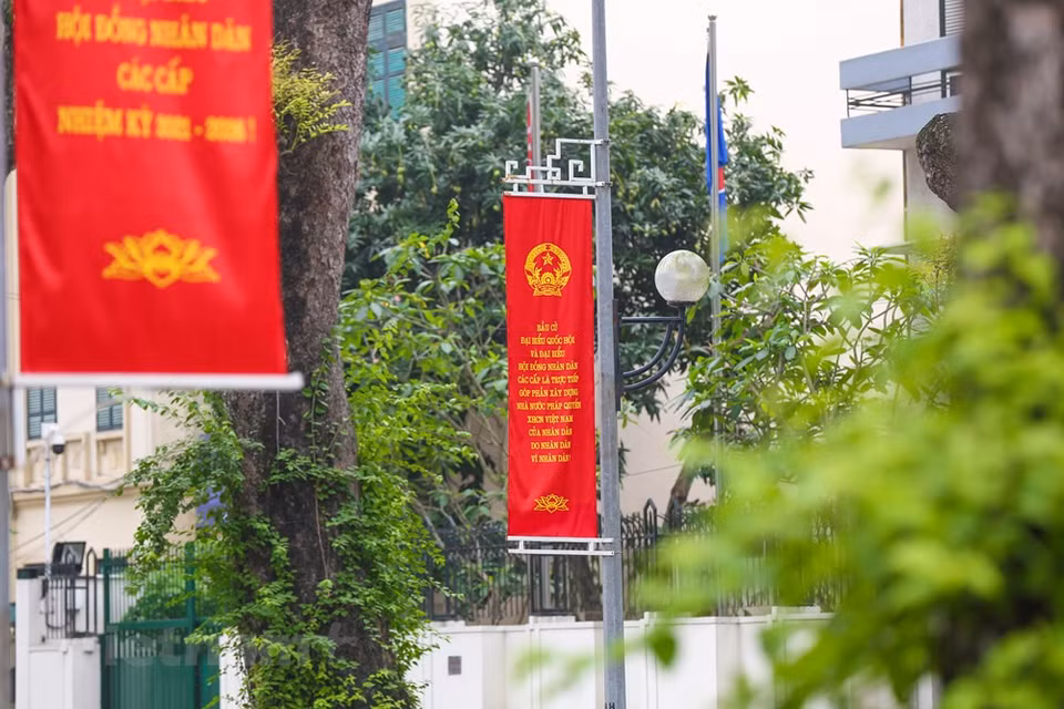  Todas las calles de Hanoi, desde los distritos centrales de Hoan Kiem y Ba Dinh hasta otros sitios, están llenas de pancartas, banderas y consignas en saludo a las próximas elecciones de diputados a la Asamblea Nacional de Vietnam de la XV Legislatura y a los Consejos Populares de todos los niveles para el mandato 2021-2016, previstas a efectuarse el 23 de mayo venidero. Hanoi es como una "camiseta nueva" antes de las elecciones nacionales. Con responsabilidad, todo el sistema político de la capital vietnamita se ha esforzado al máximo para contribuir al éxito de la fiesta de todo el pueblo. En medio de la pandemia de COVID-19, las autoridades locales también han implementado estrictamente las directrices para garantizar la seguridad absoluta durante el evento. (Foto: Vietnam+)