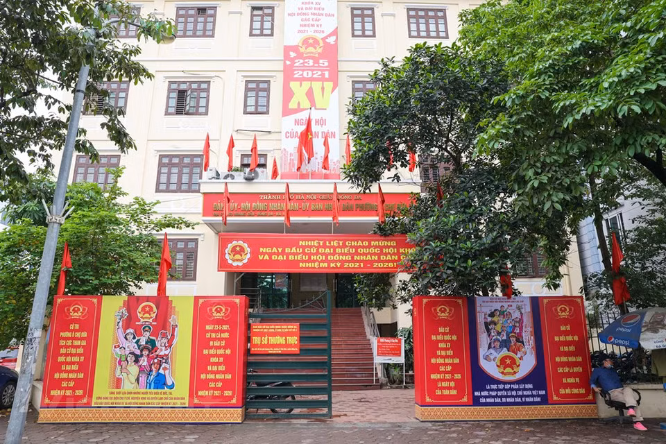 Hasta el momento, la capital vietnamita está lista para las elecciones generales, que se efectuarán el 23 de mayo próximo. Se trata de una gran fiesta de todo el pueblo vietnamita, una ocasión importante para que los votantes ejerzan y promuevan sus derechos, deberes y responsabilidades cívicas en los comicios para elegir a los representantes en la Asamblea Nacional de la XV legislatura y los Consejos Populares de los distintos niveles para el periodo venidero. En total, los electores seleccionarán a 500 diputados del Parlamento, así como a tres mil 726 miembros de los Consejos Populares provinciales, 22 mil 952 a nivel de distrito y 242 mil 312 a nivel de comuna. (Foto: Vietnam+)