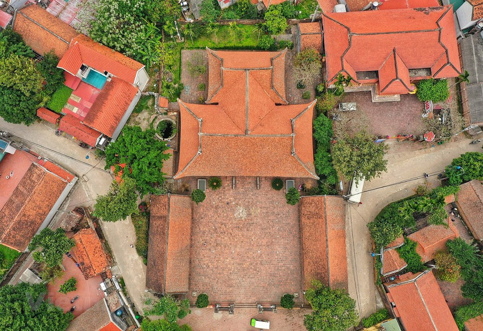 El templo de Mong Phu se construyó sobre una superficie de mil 800 metros cuadrados en 1553 durante el reinado del emperador Mac Dang Doanh. El templo es una reliquia nacional con estilo arquitectónico único y atractivo en la aldea antigua de Duong Lam, de la comuna de Son Tay, en las afueras de Hanoi. Este destino ha pasado por varias reparaciones, pero aún conserva la forma arquitectónica y escultórica de principios del siglo XIX. Según los documentos, esta obra fue reparada por primera vez en 1858 durante el reinado del rey Tu Duc y se remodeló recientemente en gran medida en la etapa 2006-2008. El Ministerio de Información y Cultura de Vietnam (actual Ministerio de Cultura, Deportes y Turismo) reconoció al templo de Mong Phu como reliquia histórica y cultural nacional en 1984. (Foto: Vietnam+)