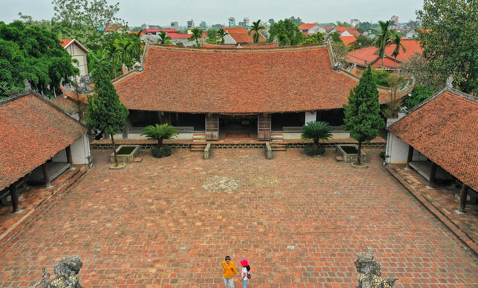 El templo de Mong Phu, construido en 1553 durante el reinado del emperador Mac Dang Doanh, cuenta con un gran patio, alicatado con azulejos Bat Trang. A ambos lados de este sitio, hay hileras de casas antiguas con techo de tejas, donde se adora a los antepasados y a las personas con grandes contribuciones para la localidad. El templo está situado en la aldea antigua de Duong Lam del distrito homónimo, a unos 40 kilómetros del centro de la capital Hanoi. Duong Lam se convirtió en la primera aldea reconocida como reliquia histórica y cultural nacional en 2006. Al llegar a la localidad, los turistas no sólo pueden ignorar la casa comunal del pueblo de Mong Phu, sino que también tienen oportunidades de gozar de las comidas típicas locales. (Foto: Vietnam+)