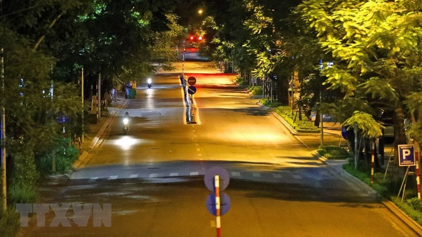 Desde las 19:00 horas (hora local), la calle de Huynh Thuc Khang quedó desierta (Foto: VNA)