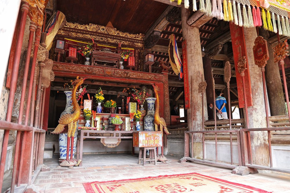 En el templo de Mong Phu, se adora al dios Tan Vien Son Thanh (o el dios Tan Vien), uno de los cuatro santos inmortales del pueblo vietnamita, como dios tutelar del pueblo. Junto con la pagoda Mia, la casa comunal de Mong Phu es una obra arquitectónica con valores culturales en la aldea antigua de Duong Lam. El interior de la casa aún conserva diversos artefactos valiosos. Un gran altar fue decorado con las figuras de dragones y tigres, los cuales se consideran como animales sagrados de la cultura vietnamita. Cada año, este lugar atrae a miles de visitantes nacionales y extranjeros. (Foto: Vietnam+)