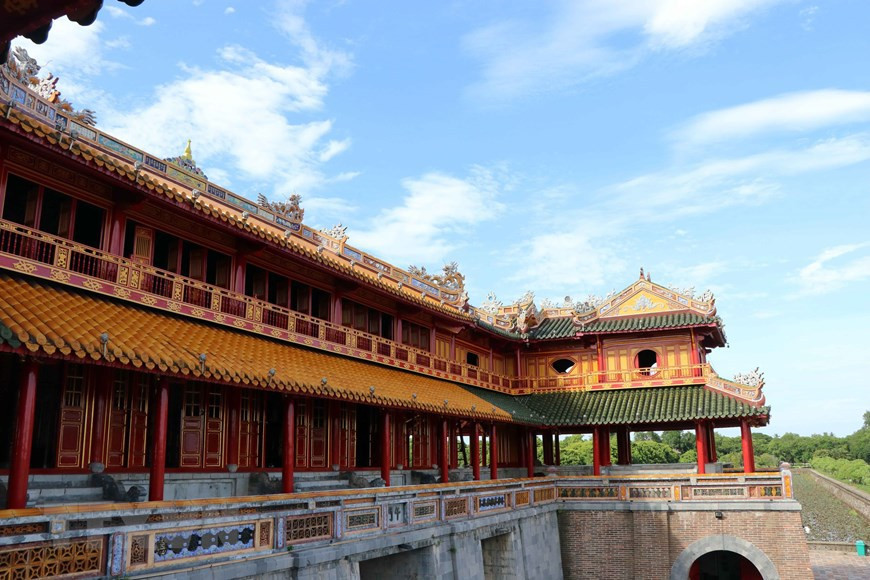 Hace 76 años, en la tarde del 30 de agosto de 1945, en la plaza Ngo Mon en la ciudad imperial de Hue, miles de personas presenciaron el momento histórico de la nación: el último emperador de Vietnam, Bao Dai, de la dinastía Nguyen, pronunció su abdicación. Ese momento marcó una nueva era en la historia de Vietnam. (Foto: VNA)