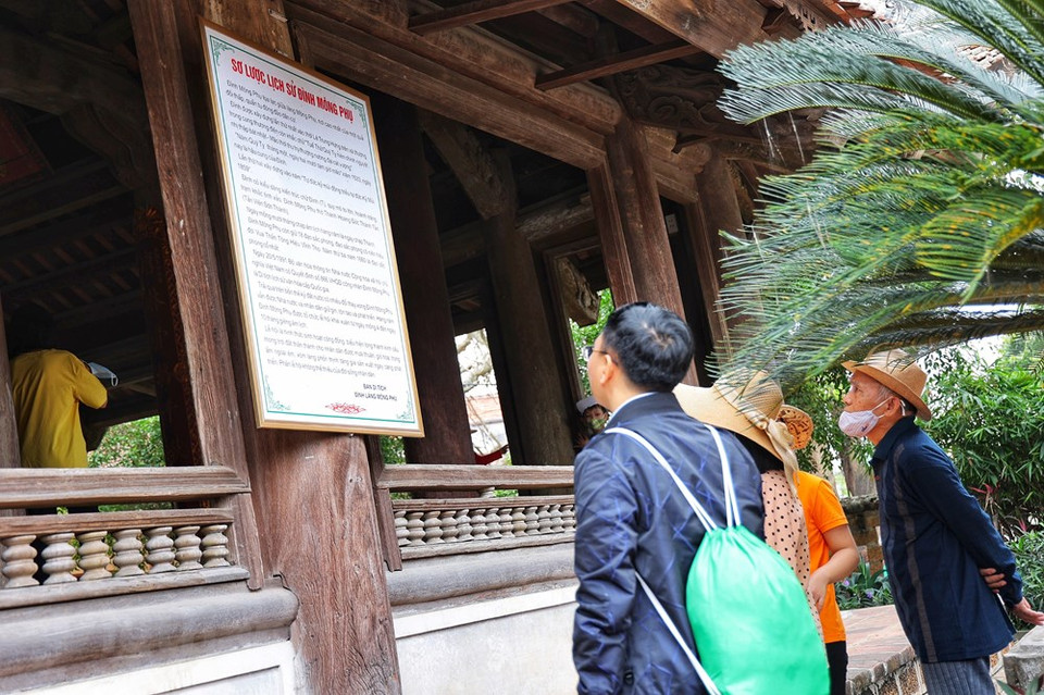 Al llegar a la aldea antigua de Duong Lam, a unos 40 kilómetros del centro de la capital Hanoi, los turistas deben visitar la casa comunal del pueblo de Mong Phu. Construido en 1533, el templo de Mong Phu constituye una obra arquitectónica antigua y atractiva en la comuna de Son Tay. Cada año, este lugar atrae a miles de visitantes nacionales y extranjeros. La aldea antigua de Duong Lam, conocida por sus peculiares casas construidas con marcos de madera y fortificadas con lateritas, aún conserva las características típicas de los pueblos antiguos del delta del río Rojo. La aldea antigua de Duong Lam recibe cada año a unos 130 mil visitantes, incluidos siete mil extranjeros. (Foto: Vietnam+)