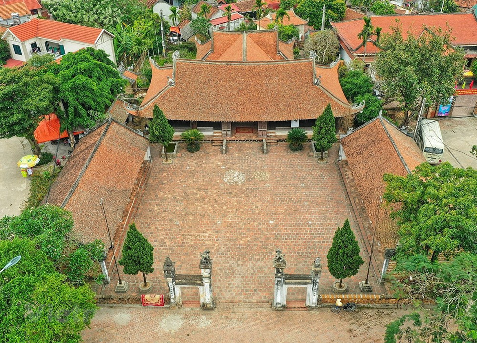 El templo de Mong Phu incluye una puerta principal, un patio delantero y tres hileras de casas antiguas con techo de tejas. Hay un sitio afuera del templo dedicado a recibir a los invitados y para preparar las ofrendas de culto. La entrada cuenta con cuatro pilares, decorados con figuras de los animales sagrados de la cultura vietnamita. Este templo se ubica en la aldea antigua de Duong Lam, conocida por sus peculiares casas construidas con marcos de madera y fortificadas con lateritas. Ubicada en la ciudad municipal de Son Tay, del distrito homónimo, a unos 40 kilómetros del centro de la capital, Duong Lam posee las características típicas de una zona rural. Este destino también posee especialidades únicas que ningún visitante debe perderse. (Foto: Vietnam+)