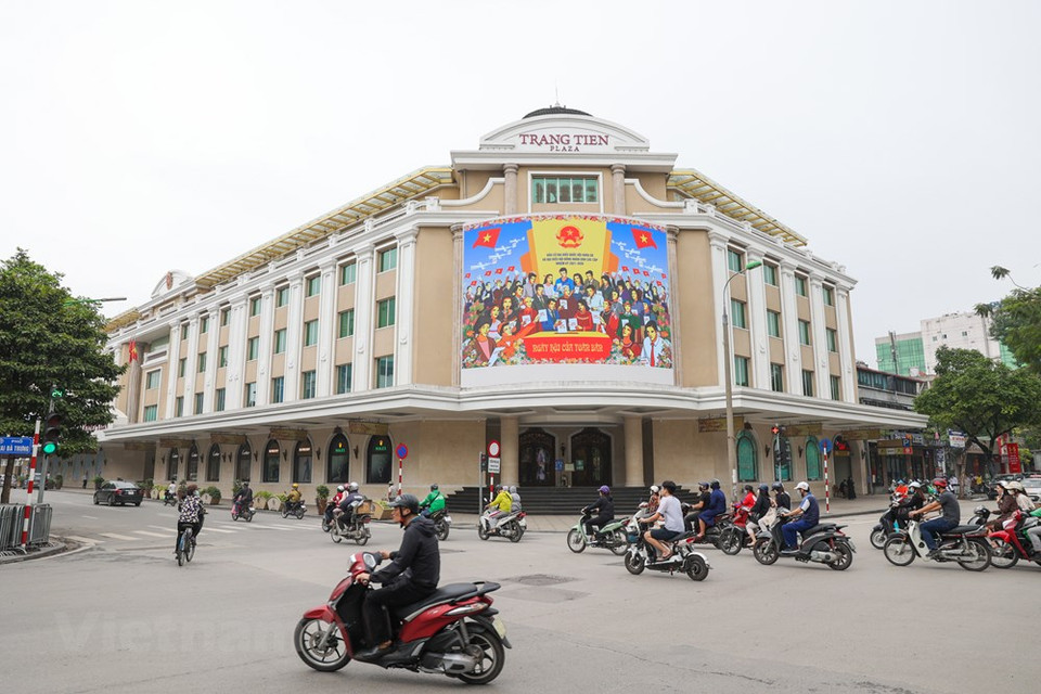 Casi 69,2 millones de personas ejercerán su derecho al voto en las elecciones de diputados a la Asamblea Nacional de Vietnam de la XV Legislatura y a los Consejos Populares de todos los niveles para el período 2021-2026, programadas para el próximo día 23. A pesar del desarrollo complicado e impredecible del COVID-19, los preparativos para el importante evento político se han completado básicamente, gracias a la dirección firme y a la estrecha coordinación entre el Consejo Electoral Nacional, el Gobierno, el Frente de la Patria y las autoridades locales. En estos días, las calles de Hanoi se decoran con coloridas banderas, pancartas y lemas, creando una atmósfera alegre entre las personas (Foto: Vietnam+)