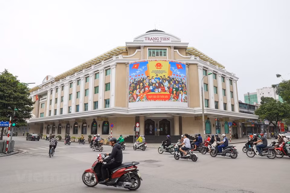 Casi 69,2 millones de personas ejercerán su derecho al voto en las elecciones de diputados a la Asamblea Nacional de Vietnam de la XV Legislatura y a los Consejos Populares de todos los niveles para el período 2021-2026, programadas para el próximo día 23. A pesar del desarrollo complicado e impredecible del COVID-19, los preparativos para el importante evento político se han completado básicamente, gracias a la dirección firme y a la estrecha coordinación entre el Consejo Electoral Nacional, el Gobierno, el Frente de la Patria y las autoridades locales. En estos días, las calles de Hanoi se decoran con coloridas banderas, pancartas y lemas, creando una atmósfera alegre entre las personas (Foto: Vietnam+)