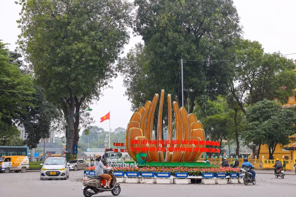 En estos días, se realiza un gran volumen del trabajo de divulgación de informaciones, decoración y promoción para las próximas elecciones de diputados a la Asamblea Nacional de Vietnam de la XV legislatura y a los Consejos Populares de todos los niveles para el mandato 2021-2016, previstas a efectuarse el 23 de mayo venidero. De esa manera, se colgaron banderas nacionales, pancartas de promoción temática y se instalaron iluminaciones decorativas y vallas publicitarias electrónicas en las principales calles de la capital, sobre todo en las áreas cercanas al Mausoleo del Presidente Ho Chi Minh para saludar el importante evento político del país, gran fiesta de todo el pueblo (Foto: Vietnam+)