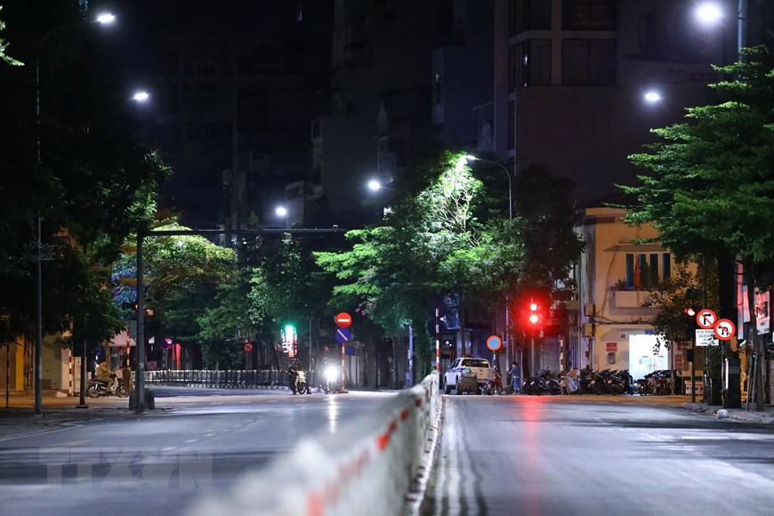  En la calle de Ton Duc Thang aparecen a veces un poco de personas que realizan sus labores por la noche (Foto: VNA)