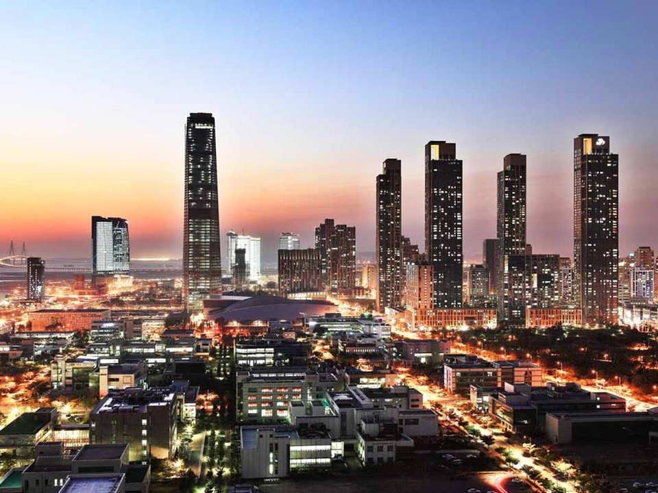 Songdo, en Corea del Sur, es la llamada "ciudad inteligente" ubicada sobre 1.500 acres de tierra frente al mar. Completada en el año 2015, el acceso casi completo de Songdo a Internet permite a sus 67.000 habitantes echar un vistazo a la sociedad del futuro. ​