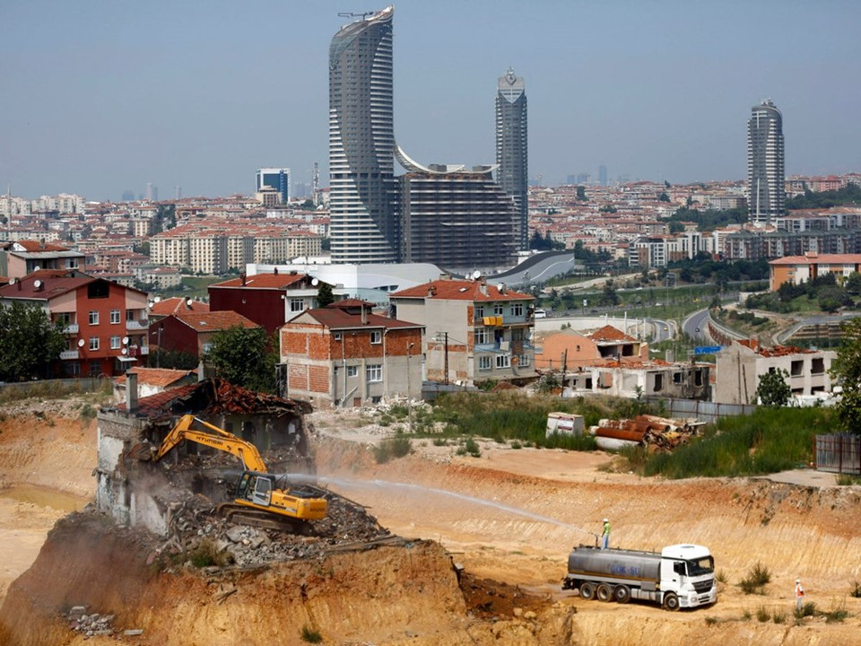 El proyecto de 20 años de renovación urbana de Turquía, el cual es un plan de gran alcance para demoler unos 7 millones de edificios y reconstruir estructuras resistentes a terremotos, empezó en 2012 con un costo estimado de 400 mil millones de dólares. (Fuente: Reuters)