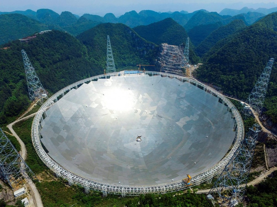 Culminado en septiembre de 2016, el telescopio chino Pingtang es actualmente el telescopio de radio más grande del mundo. Su plato mide 500 metros de ancho y puede capturar señales a más de 1.000 años luz de la Tierra. (Fuente: Reuters)
