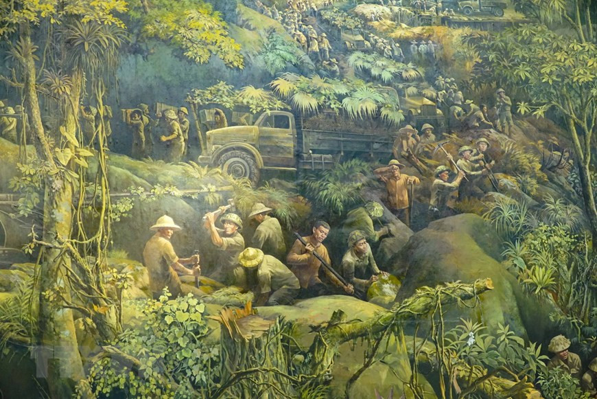 Romper rocas para abrir el camino a la campaña. (Foto: VNA)