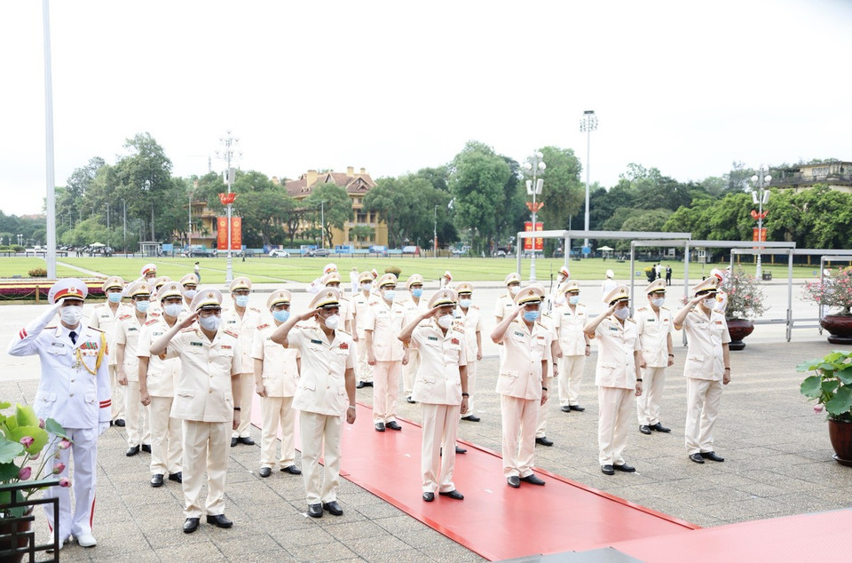 La delegación del Comité del Partido Comunista de Vietnam en el Ministerio de Seguridad Pública conmemora el natalicio del presidente Ho Chi Minh. Foto: VNA
