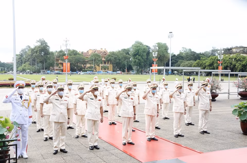 La delegación del Comité del Partido Comunista de Vietnam en el Ministerio de Seguridad Pública conmemora el natalicio del presidente Ho Chi Minh. Foto: VNA
