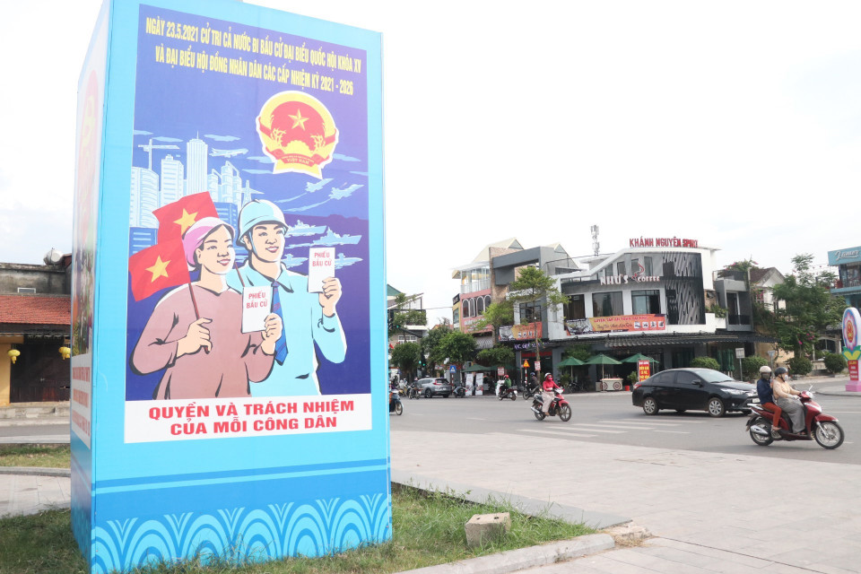 Carteles de campaña sobre las elecciones en las calles de la ciudad de Dong Ha, provincia de Quang Tri. (Foto: Nguyen Ly/VNA) 