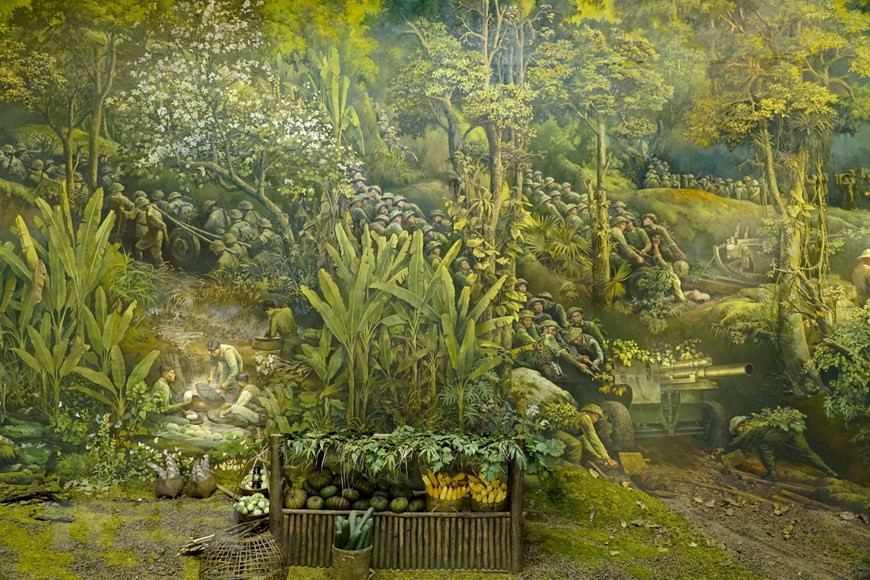 La imagen del traslado de la artillería al campo de batalla es una combinación de dibujo y artefactos. (Foto: VNA)