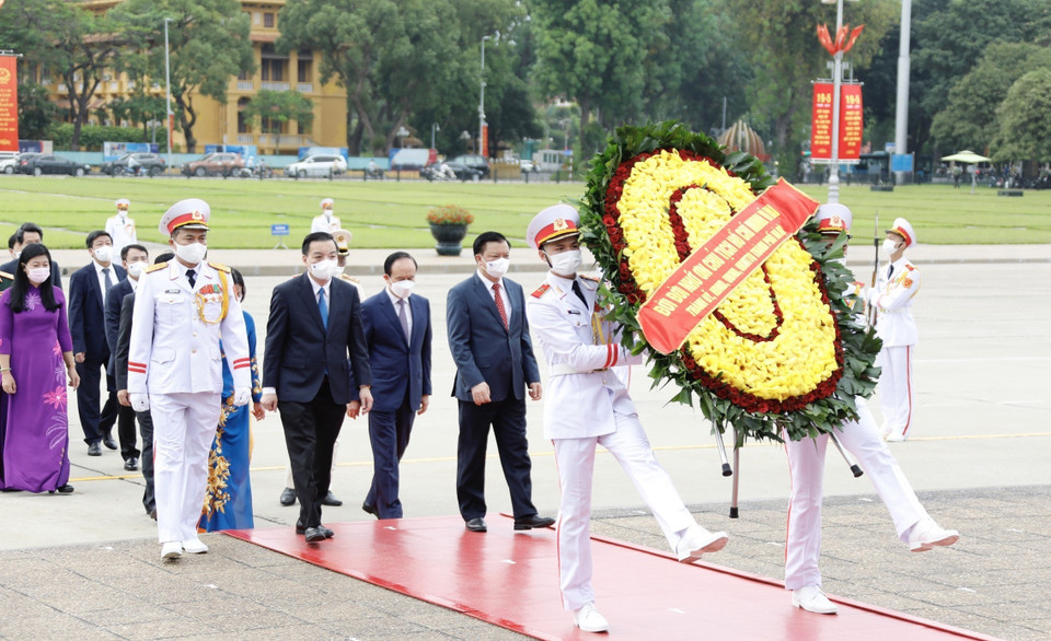 La delegación de Hanoi coloca ofrendas florales en el Mausoleo para rendirle homenaje al Presidente Ho Chi Minh. Foto: VNA
