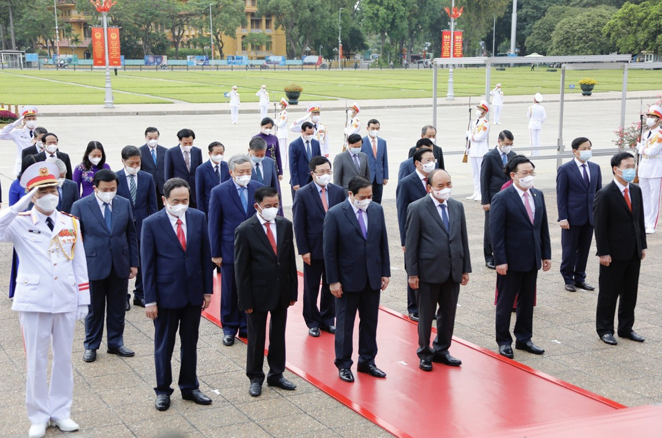 Los dirigentes del Partido y del Estado rinden tributo al Presidente Ho Chi Minh. Foto: VNA