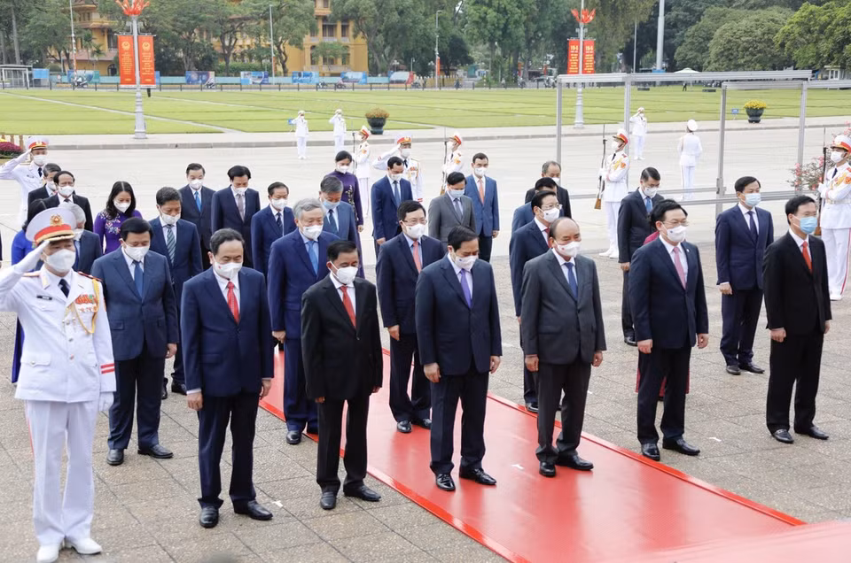 Los dirigentes del Partido y del Estado rinden tributo al Presidente Ho Chi Minh. Foto: VNA