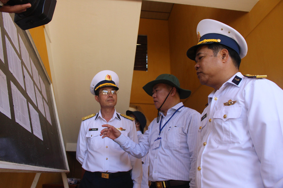 El vicepresidente del Comité Popular de la provincia de Khanh Hoa, Nguyen Anh Tuan (centro), inspecciona el trabajo de preparación de las elecciones en la isla Song Tu Tay, distrito insular de Truong Sa. Foto: VNA