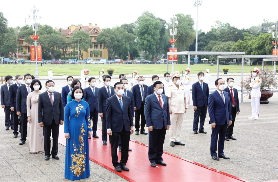 La delegación de Hanoi conmemora el aniversario natal del Presidente Ho Chi Minh. Foto: VNA