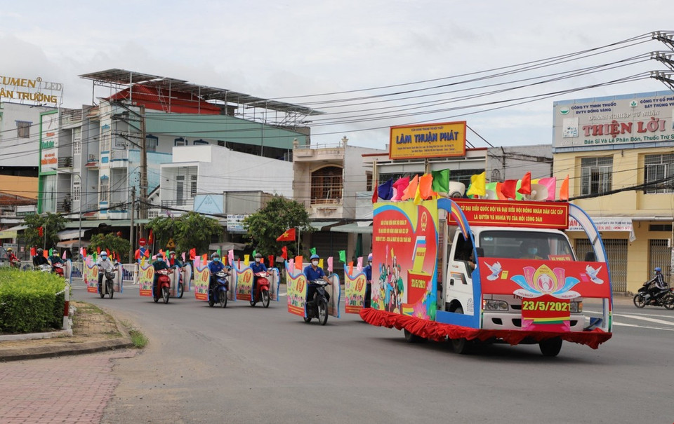 Los distritos y ciudades de la provincia de Dong Thap promueven la propaganda con los contenidos prácticos y las formas diversas. (Foto: Chuong Dai/VNA)