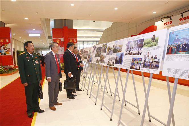Los delegados visitan la exhibición fotográfica ¨Avanzar con paso firme bajo la bandera del Partido glorioso¨, organizada por la Agencia vietnamita de Noticias al servicio del XIII Congreso del Partido Comunista de Vietnam (Fuente: VNA)