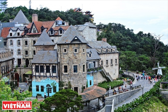 Turistas visitan el pueblo francés, la obra más impresionante de la zona turística de Ba Na Hills con arquitectura europea antigua. (Foto: Revista Vetnam)