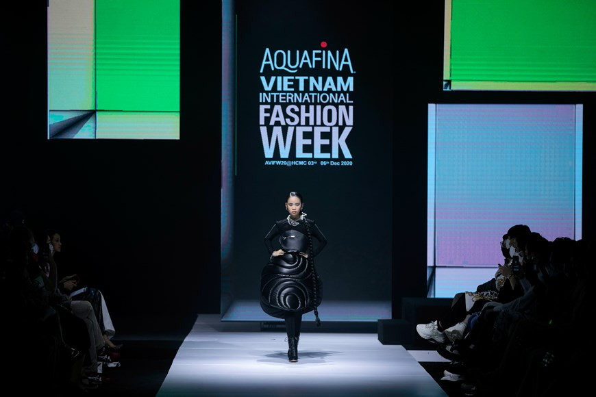 El diseñador utiliza diferentes materiales para crear tonos negros, desde brillantes a mate, desde rugosos a sofisticados, con técnicas de costura de bloques en 3D (Foto: Vietnam+)