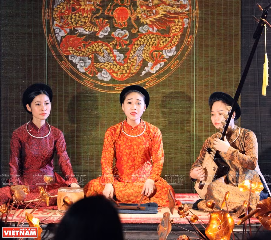 El Ao Dai es el traje principal del canto ceremonial Ca Tru. En enero de 2009, Ca Tru fue reconocido por la Organización de las Naciones Unidas para la Educación, la Ciencia y la Cultura (UNESCO) como Patrimonio Inmaterial. (Fuente: Revista Ilustrada de Vietnam)