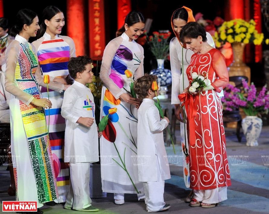 La embajadora de Italia en Vietnam, Cecilia Piccioni (camisa roja) porta el Ao Dai de la colección de flores de tulipán de la marca de moda Chula, durante una visita al Templo de la Literatura (Van Mieu-Quoc Tu Giam), en Hanoi. (Fuente: Revista Ilustrada de Vietnam)