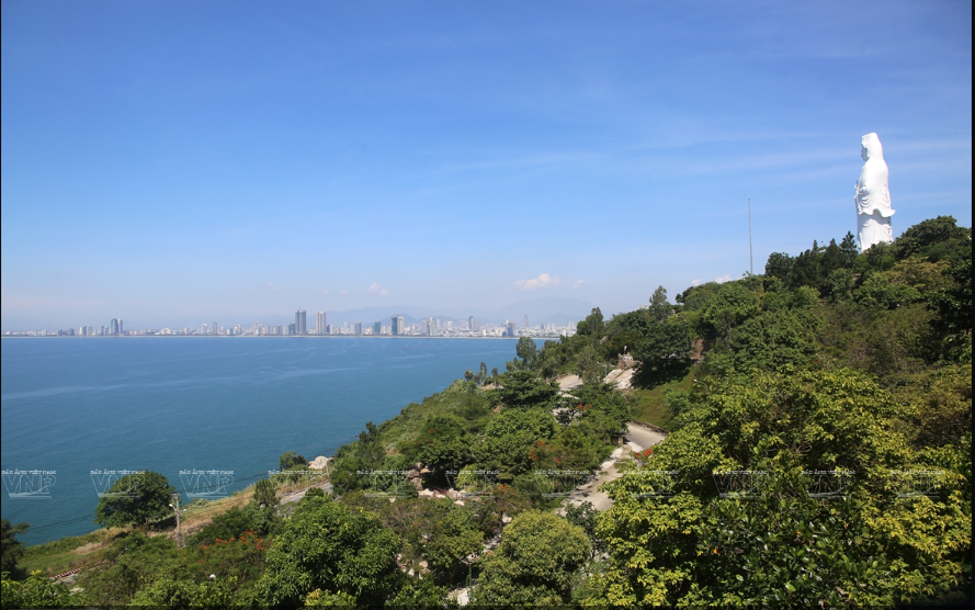 Desde la Pagoda Linh Ung, visitantes pueden ver el panorama de la ciudad dinámica y desarrollada de Da Nang. (Foto: VNA)