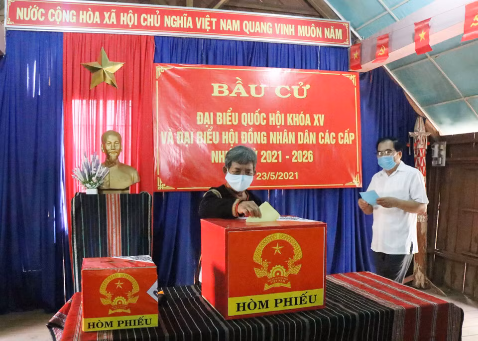 Los votantes emiten sus votos en el área 17, aldea de Ako Dhong, barrio de Tan Loi, ciudad de Buon Ma Thuot, en la provincia de Dak Lak (Foto: VNA)