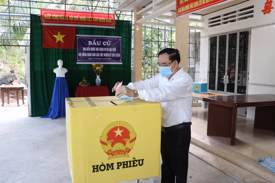 La votación en el centro electoral del barrio de Hai Tan, ciudad de Hai Duong (Foto: VNA)