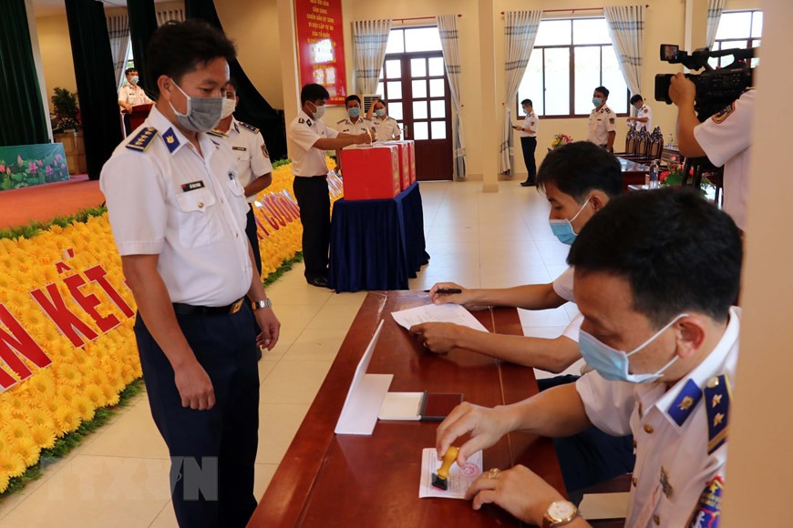 Sello para confirmar que los votantes ejercen sus derechos ciudadanos en el Cuartel General de la Guardia Costera de la Región 3 (Foto: VNA)
