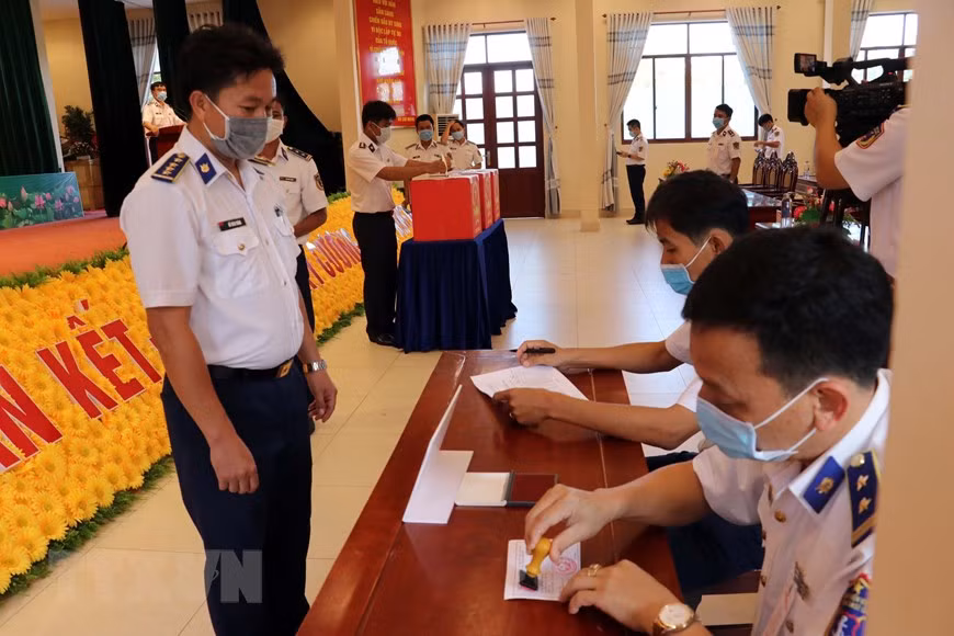 Sello para confirmar que los votantes ejercen sus derechos ciudadanos en el Cuartel General de la Guardia Costera de la Región 3 (Foto: VNA)