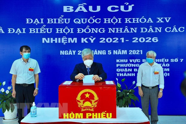 El presidente del Comité Central del Frente de la Patria de Vietnam, Do Van Chien, participa en la elección de diputados de la Asamblea Nacional de la XV legislatura y los consejos populares de distintos niveles para la etapa 2021-2026 en el colegio electoral No 7, distrito de Bac Tu Liem, Hanoi. (Foto: VNA)