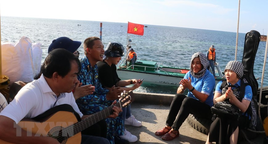 Los soldados en la isla Thuyen Chai C realizan actividades culturales con delegaciones de cuadros y soldados del continente que visitan la isla (Foto: VNA) 