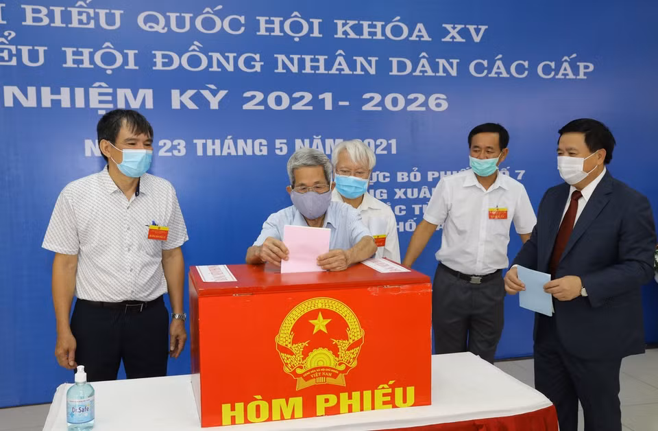 Los votantes en Bac Tu Liem, Hanoi, acuden a las urnas en el distrito electoral 7 (Foto: VNA)