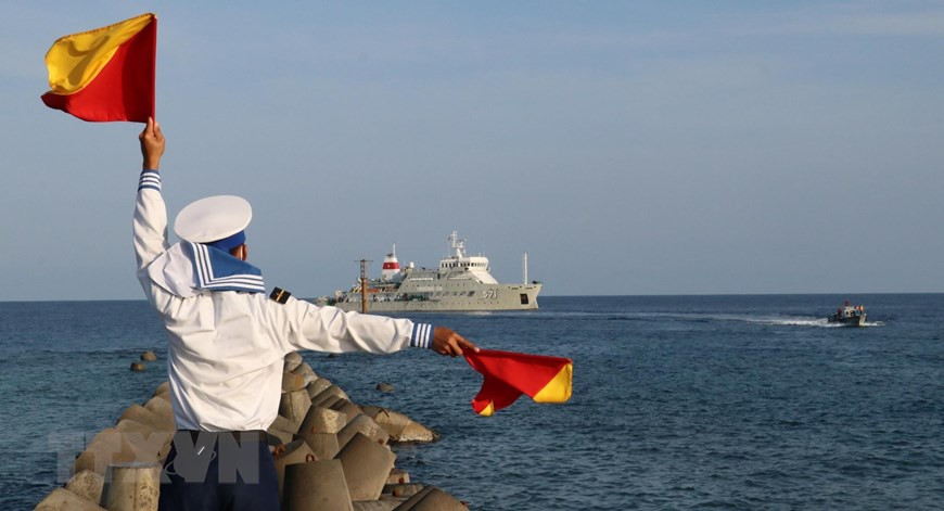 Los soldados de la isla Song Tu Tay usan sus banderas para guiar a las lanchas que transportan a oficiales y soldados del barco Truong Sa 571 en una visita a esa zona (Foto: VNA)