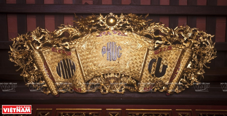 Un tablero dorado transversal se ubica en lo más alto del salón principal. (Fuente: Revista Vietnam)