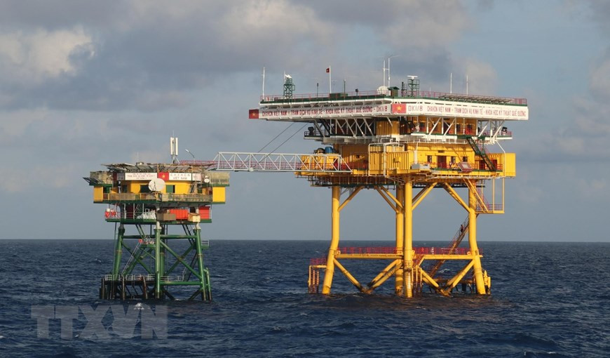 La bandera nacional ondea en el techo de la plataforma DK1/8 - Estación de Servicio Económico-Científico y Técnico Que Duong en el Mar del Este (Foto: VNA)