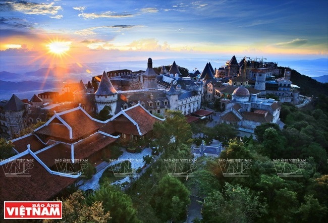 Los turistas pueden disfrutar de una vista panorámica del pueblo francés en medio del vasto cielo. (Foto: Revista Vietnam)