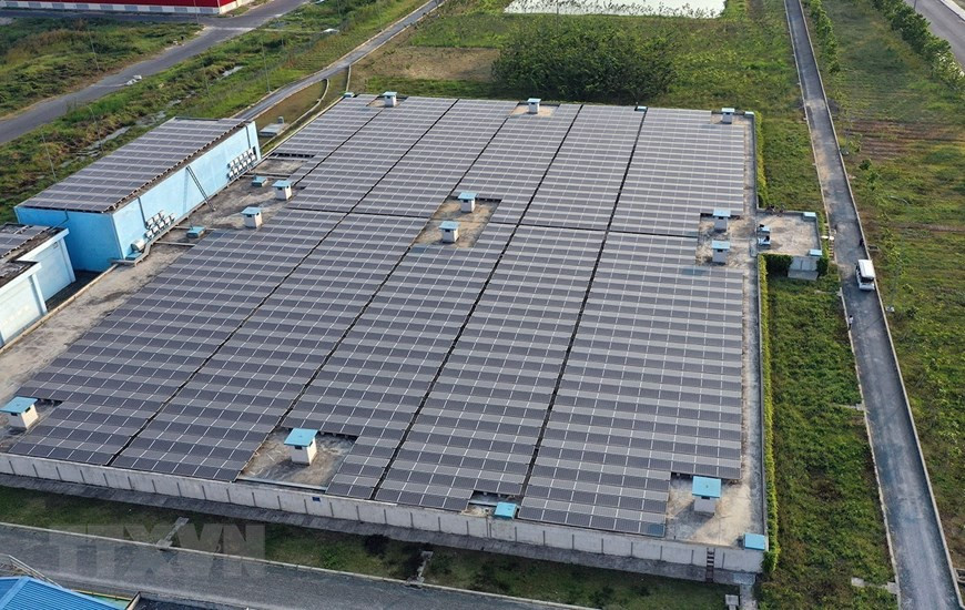 Instalación de la hélice eléctrica en el proyecto de energía eólica Dong Hai 1, en el distrito de Dong Hai, de la provincia survietnamita de Bac Lieu (Fuente: VNA)