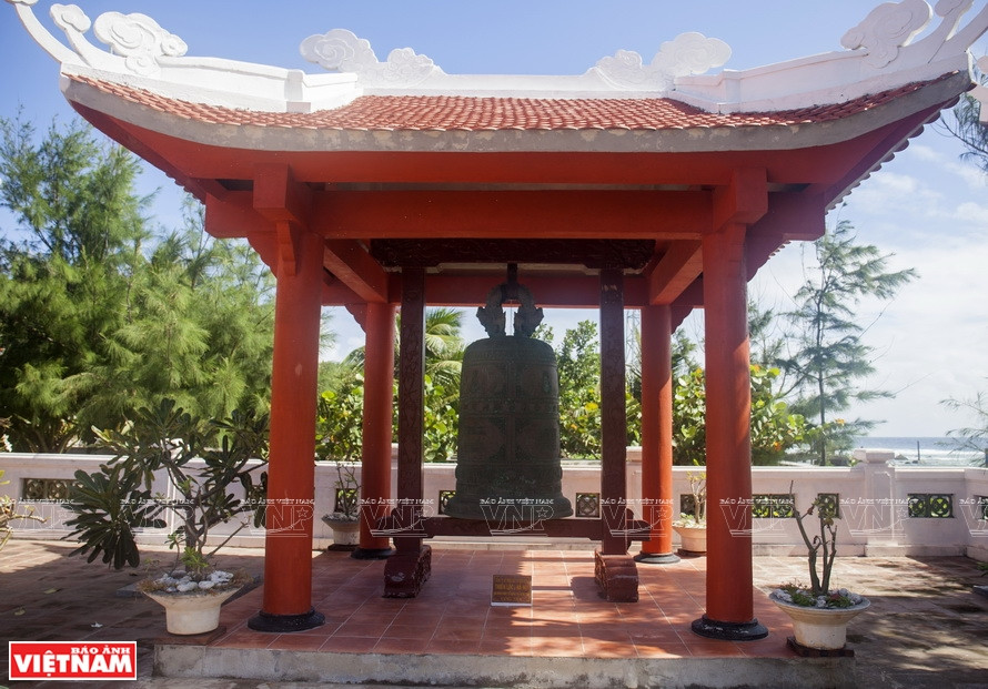 La campana de bronce se coloca en los terrenos de la pagoda. (Fuente: Revista Vietnam)